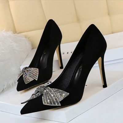 Női cipő szalaggal és vékony sarokkal - két modell