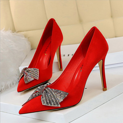 Női cipő szalaggal és vékony sarokkal - két modell