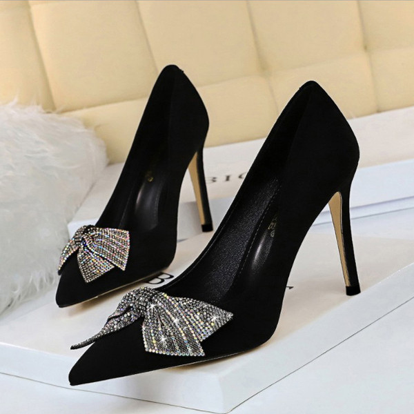 Női cipő szalaggal és vékony sarokkal - két modell