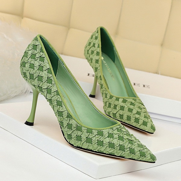 Modern női cipő közepes sarkú hegyes modellel