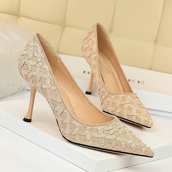 Modern női cipő közepes sarkú hegyes modellel