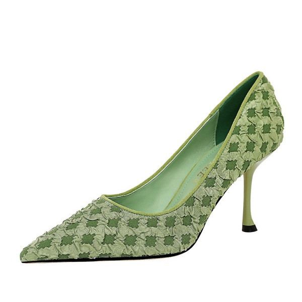 Modern női cipő közepes sarkú hegyes modellel