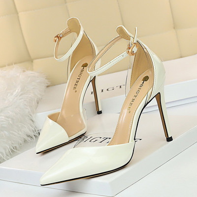 Modern női hegyes cipő csattal