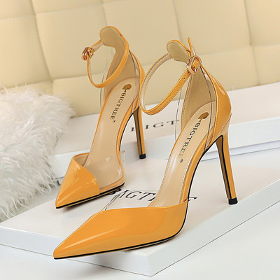 Modern női hegyes cipő csattal