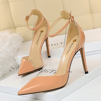 Modern női hegyes cipő csattal