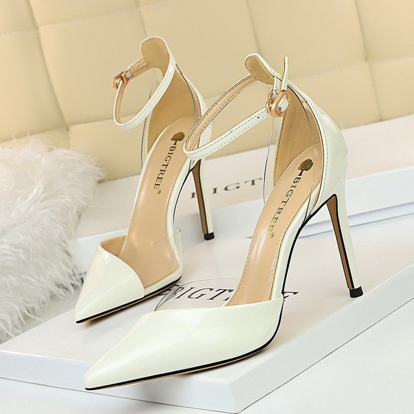 Modern női hegyes cipő csattal