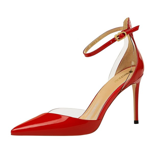 Modern női hegyes cipő csattal