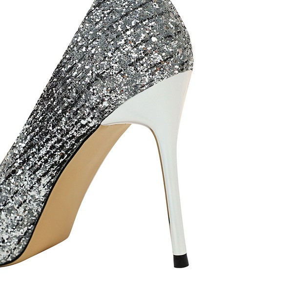 Modern hegyes cipő irizáló színekben és fényes részecskékben