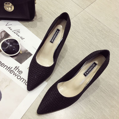 Modern női cipő hegyes modell 8,5 cm-rel