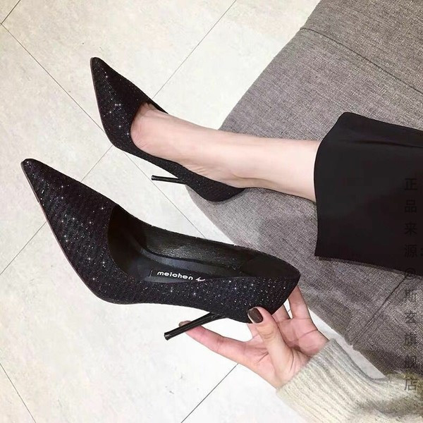 Modern női cipő hegyes modell 8,5 cm-rel