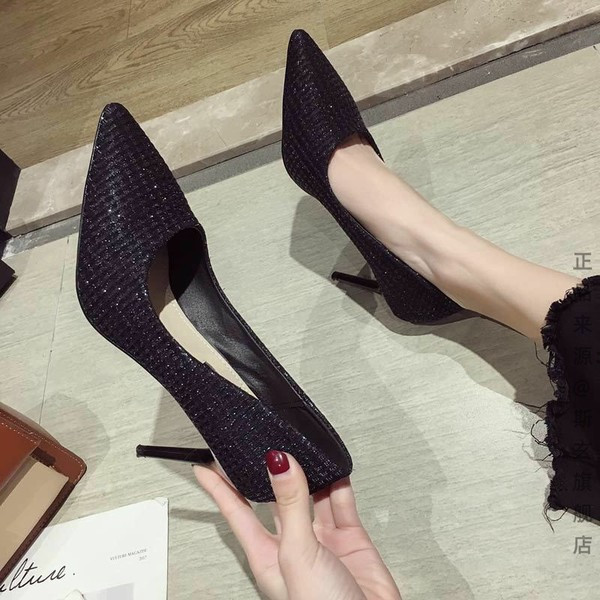 Modern női cipő hegyes modell 8,5 cm-rel