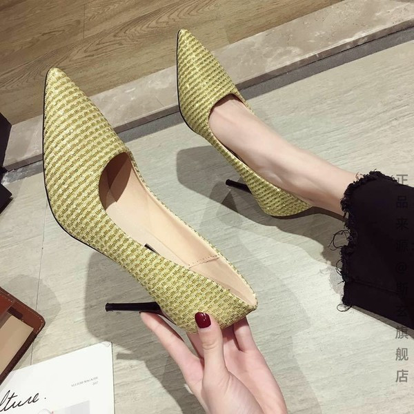 Modern női cipő hegyes modell 8,5 cm-rel