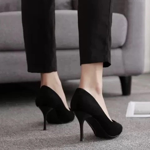 Stílusos fekete női cipő 9 cm vékony sarokkal
