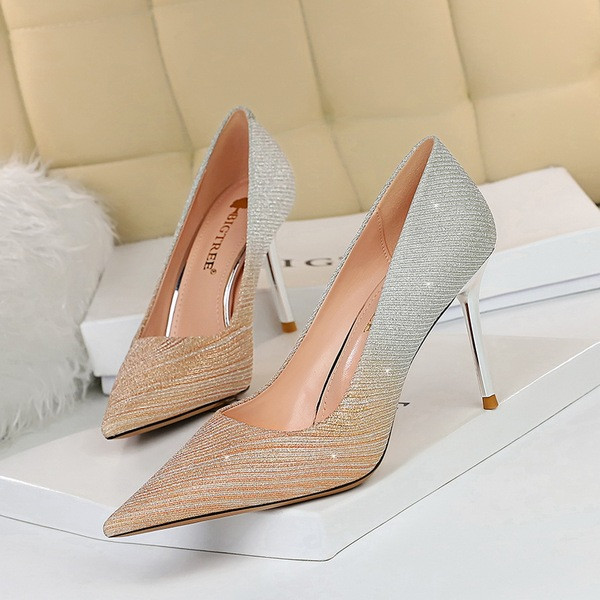 Női cipők irizáló színekben és fényes részecskékben