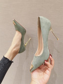 Öko velúrból készült modern női cipő fém elemekkel