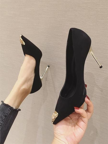 Öko velúrból készült modern női cipő fém elemekkel