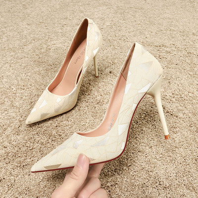 Stílusos női cipő hegyes modell 10,5 cm-es sarokmagassággal