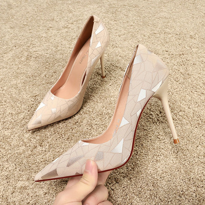 Stílusos női cipő hegyes modell 10,5 cm-es sarokmagassággal