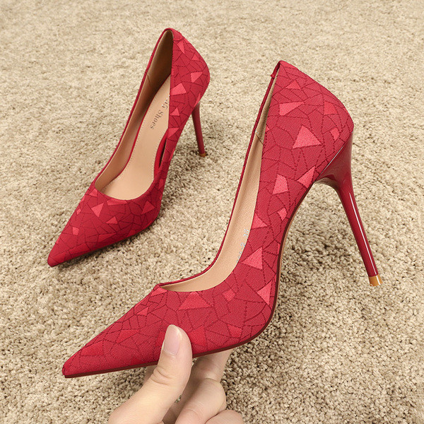 Stílusos női cipő hegyes modell 10,5 cm-es sarokmagassággal