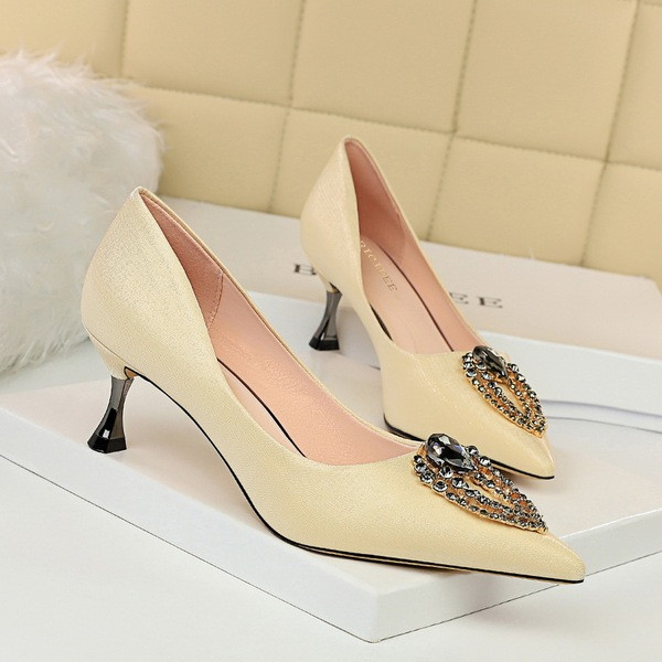 Női hegyes cipő alacsony sarkú díszítő kövekkel