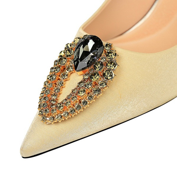 Női hegyes cipő alacsony sarkú díszítő kövekkel