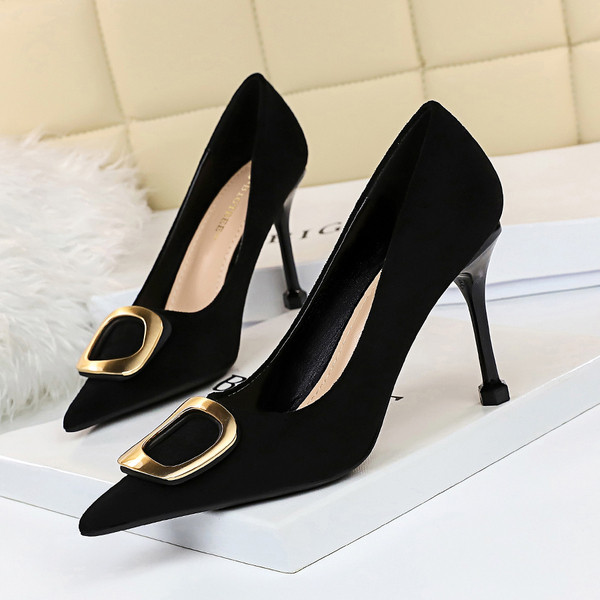 Női velúr cipő fém csattal és magassarkúval