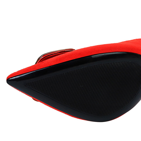 Női velúr cipő fém csattal és magassarkúval