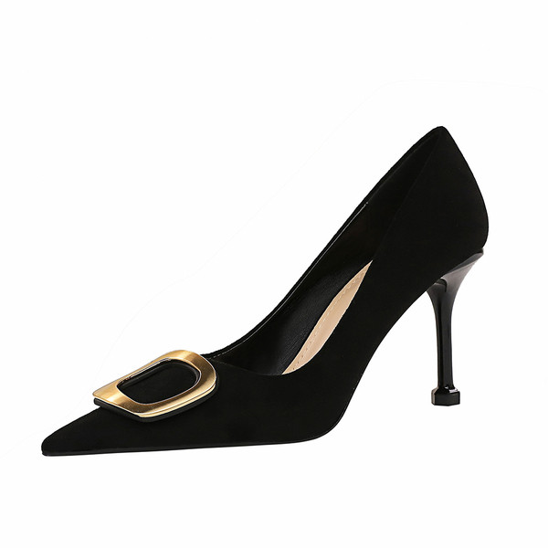 Női velúr cipő fém csattal és magassarkúval