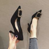 Eko velúrból készült stílusos női cipő fém csattal