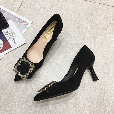 Eko velúrból készült stílusos női cipő fém csattal