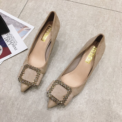 Eko velúrból készült stílusos női cipő fém csattal