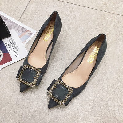 Eko velúrból készült stílusos női cipő fém csattal