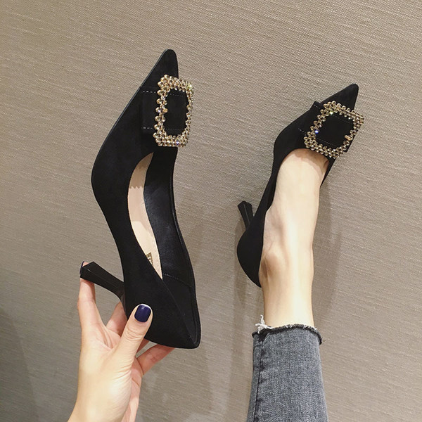 Eko velúrból készült stílusos női cipő fém csattal