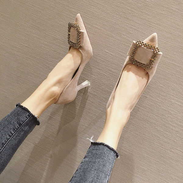 Eko velúrból készült stílusos női cipő fém csattal