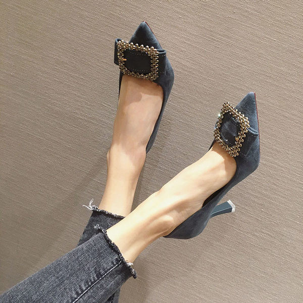 Eko velúrból készült stílusos női cipő fém csattal