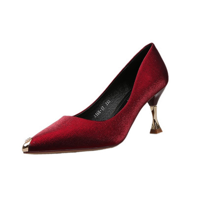 Aktuális női hegyes cipő 8 cm-es sarokkal, fém elemekkel