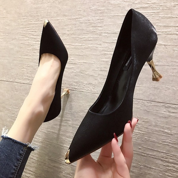 Aktuális női hegyes cipő 8 cm-es sarokkal, fém elemekkel