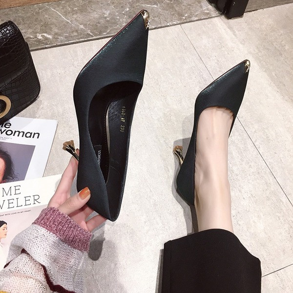 Aktuális női hegyes cipő 8 cm-es sarokkal, fém elemekkel