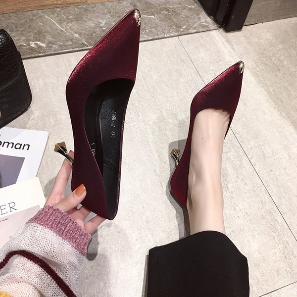 Aktuális női hegyes cipő 8 cm-es sarokkal, fém elemekkel