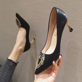 Elegáns női cipő hegyes modell kövekkel és fém sarokkal