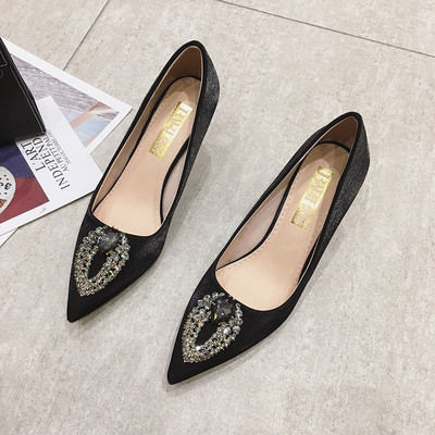 Elegáns női cipő hegyes modell kövekkel és fém sarokkal