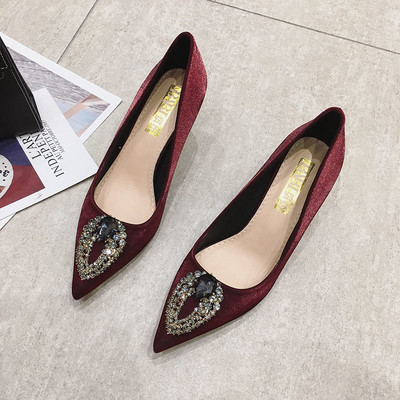 Elegáns női cipő hegyes modell kövekkel és fém sarokkal