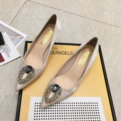 Elegáns női cipő hegyes modell kövekkel és fém sarokkal