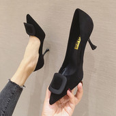 Aktuális női cipő eco velúrból, 6 cm-es sarokkal