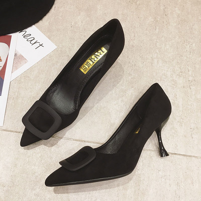 Aktuális női cipő eco velúrból, 6 cm-es sarokkal