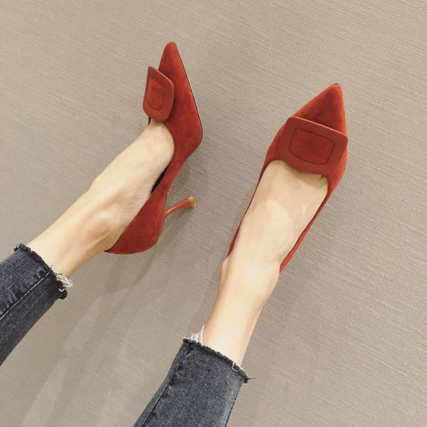 Aktuális női cipő eco velúrból, 6 cm-es sarokkal