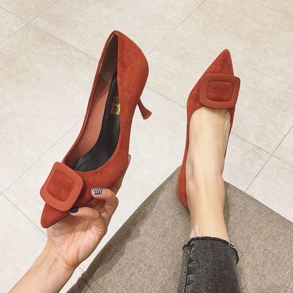 Aktuális női cipő eco velúrból, 6 cm-es sarokkal