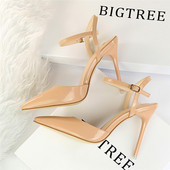 Stílusos női cipő eko bőrből, csattal