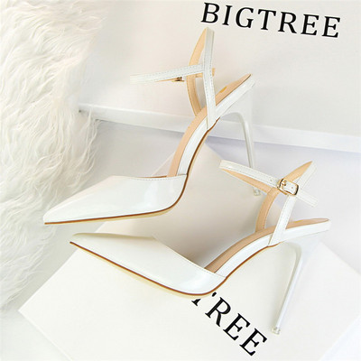 Stílusos női cipő eko bőrből, csattal