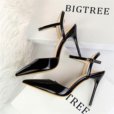 Stílusos női cipő eko bőrből, csattal